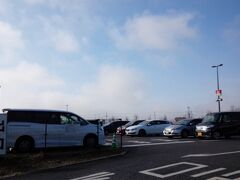 順調なドライブで、オープン 30分前に佐野プレミアムアウトレットに到着。
しかし、最も近い駐車場は、すでに結構埋まってた。