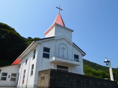 仲知教会から県道を南下して、しばらく行って先の三叉路を折れて山を１つ越え、下って行った途中にあるのが赤波江教会。

この赤波江教会は県道からでも遠目に見ることができますが、緑の森の中に白壁と赤い屋根の建物がよく映えています。この景色もぜひ現地でご覧いただきたいものです。