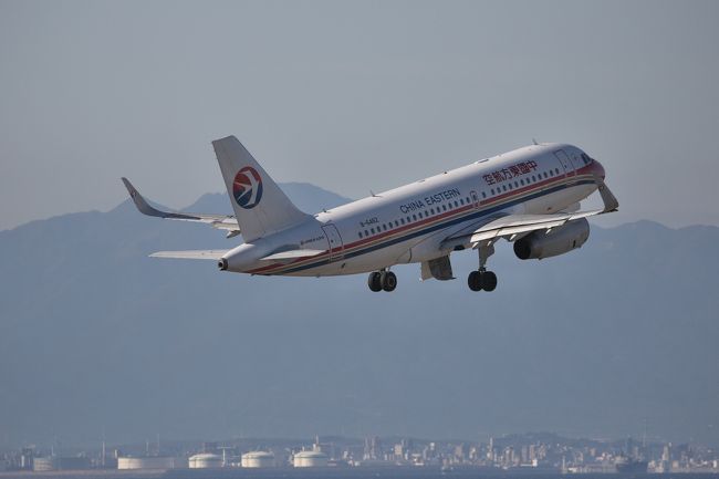 今回は飛行機を撮影しようかと望遠レンズを持ってきていたので、デッキへ。ただ、ＡＮＡやＪＡＬ、スタアラなどの主要なフライトは午前中に終了。やっぱりセントレアはフライト数を見てもだいぶ見劣りしますね。撮影するなら午前中でしょうかね。