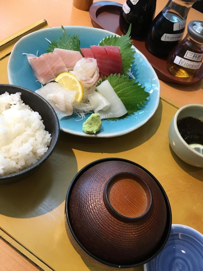 刺身大盛りに定食セットを付けてみました。非常においしく新鮮ではありますが、やっぱり空港値段でしょうかね。全体的に市価より数割は高いと思いました。