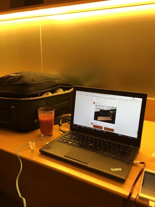 いつもの座席へ。野菜ジュースがあるのが救いでしょうか。