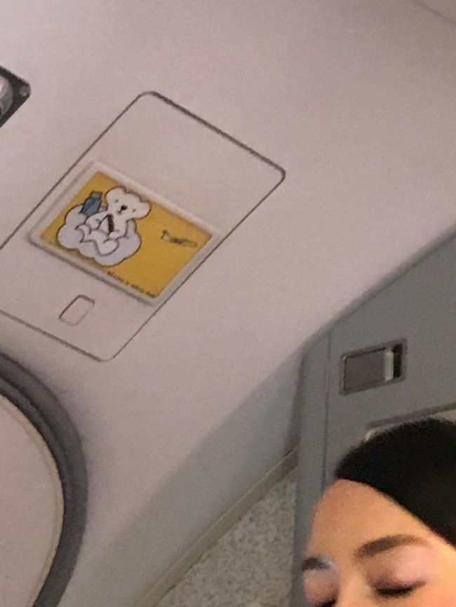 所々にキャラが掲示してありますね。