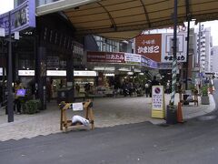 駅前には２つの商店街があり、こちらは「平和通り商店街」