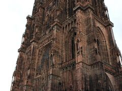 はい、大きすぎて写真に納まりません(^_^;)

それにしても壮大な建物...。
142メートルもの高さがあり、1647年から1874年まで世界一の高層建築でした。
1874年にハンブルクの聖ニコライ教会に高さを追い抜かれてしまい、現在は教会としては世界第6位の高さです。

この美しい外観はヴィクトル・ユーゴーやゲーテも絶賛したそうですよ。