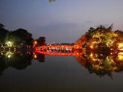 ホアンキエム湖は夜にライトアップされとても美しいです。

街の守り神であるカメの伝説があるとか