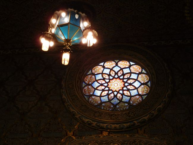 ステンドグラスも美しいこと！