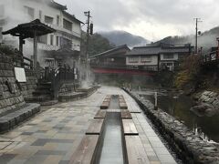 朝ごはんの後は昨日真っ暗だった湯村温泉の散歩。

荒湯からは湯気がボーボー上がっており、町を流れる川にそっては足湯。

風情がありますなぁ。