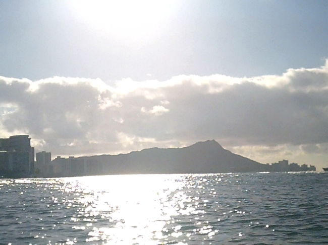 １１月４日(金)　最終日です。<br /><br />今日は何も予定を入れておらず、子供が行きたいところを選ばす事に。<br /><br />何処が良いと聞くと、下のプールが良い～　ズコﾂ～欲が無い"(-""-)"<br /><br /><br />てな事で朝のお出かけは無くなり、私は海に！<br /><br />懲りずに水中カメラを買い直し海に持っていく事に！<br /><br />海から見るダイヤモンドヘッド