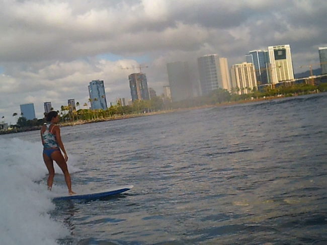 １本の波を分け合いましょう(^^♪<br /><br />相変わらず小さな波でしたが、怪我もなくハワイでのサーフィンは終了。<br /><br />満喫できました(^^)v<br />