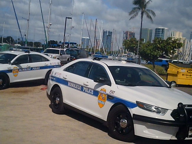 海から上がるとパトカー３台が慌てて止めたような感じ。<br /><br />事件？<br />まさかHawaii Five-0の撮影？<br /><br />期待しましたが、小さな犯罪(-"-)
