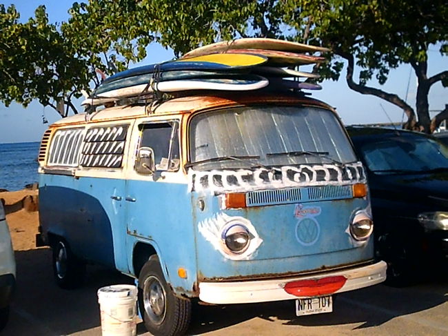 この車　【ＡＬＯＨＡ】です。<br /><br />Ala Moana Bowls Parking に毎日止まっておりました。<br /><br />この駐車場はサーフポイントの名前と一緒なんですね！<br /><br />めっちゃオシャレＨＡＷＡＩＩを感じます。