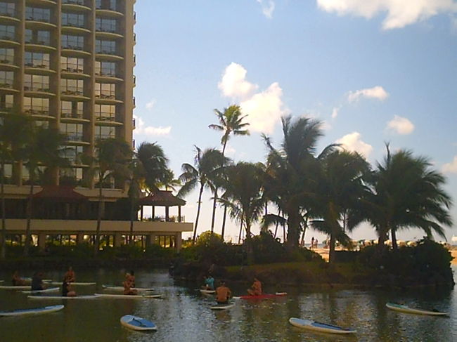 部屋に戻る途中ラグーンではＳＵＰ ヨガをしておりました。<br /><br />チャレンジしてみたかった！