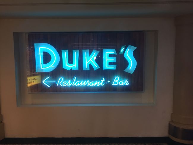 正面入り口の看板