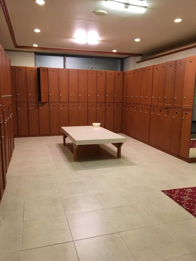 更衣室。<br /><br />お風呂のお水は、釜山の海水でした。<br /><br />石鹸はありましたが、シャンプーリンスはありません。<br /><br />バスタオルも2枚かしてくれます。<br /><br />営業時間は23時まで<br />6000wととてもやすい！<br /><br />凄く身体が温まりました。<br />1人でも満足度★★★<br /><br />