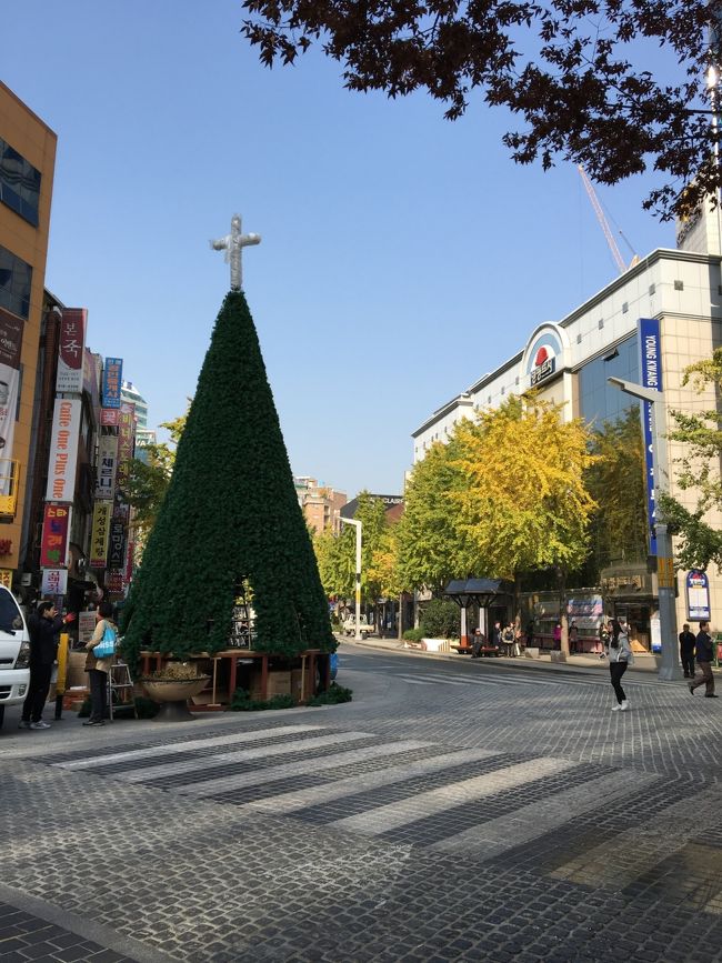 街はクリスマスイルミネーションの準備中。<br /><br />最終日から、ロードショップ系コスメのセールか始まりました。<br />空港の免税店で買うつもりでしたが、salesの方が安かったので、荷物になること覚悟で大量購入。<br /><br />その後、金海空港に着いたら、<br />ロッテリア免税店が入店準備中というこで、<br />空港内でコスメは殆ど買えない状況。<br /><br />よかったあ～<br />
