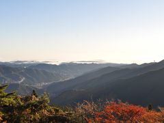 御岳山駅に到着。駅を出たところにある御岳平の展望台からは都心方面がスカッ～～と見渡せて気持ちがいい。この日は雲海も出ていて神秘的。