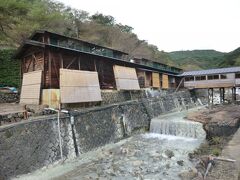 那須湯本温泉を代表する共同浴場｢鹿の湯｣です。
湯治場の風情が漂っています。