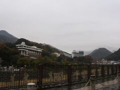歩道の柵が大名行列。湯本富士屋ホテル周辺の紅葉もいい感じに。