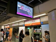 ベイフロント駅から、ダウンタウン線で中華街駅へ。
ＮＥ線に乗り換えて、クラークキーに向かいます。