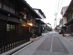 　城下町だった古川の町並みは、飛騨の伝統的な町屋建築様式で今も受け継がれ、美しい木造家屋が軒を連ねています。
　写真左は、国の有形文化財の酒店です。