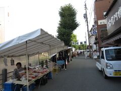 　6:10、飛騨古川から約30分で高山の朝市に到着。朝早かったせいかまだお店はまばらで開店しているお店は数店で、ほとんどがお店を作っていました。
　写真は6:30の状態です。