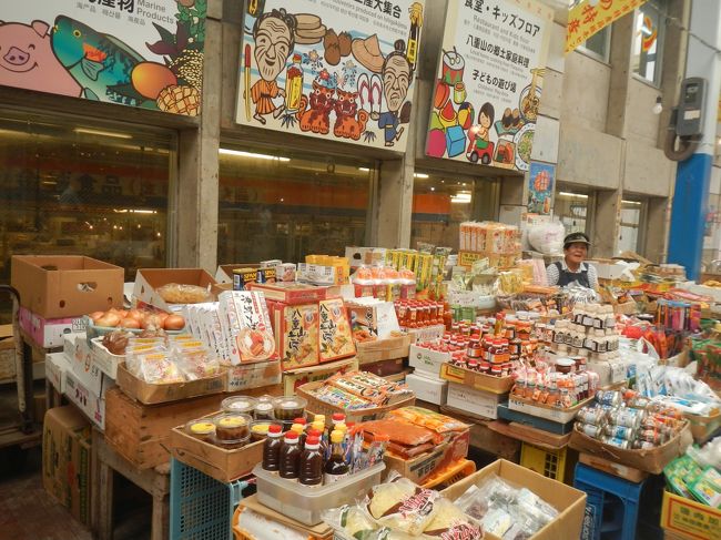 公設市場の前には色々と食品を売る店が出ている。<br />市場の中よりもこちらの方が面白い。