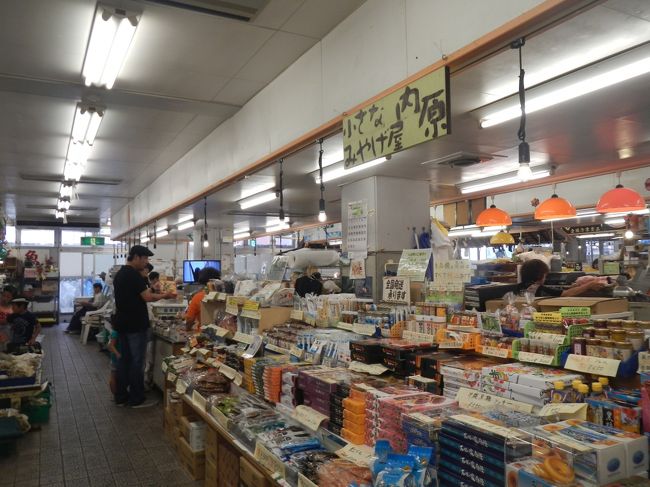 公設市場の２階。土産物売り場になっている。