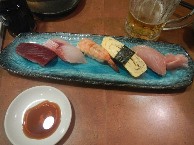 串焼きと寿司、ビールを注文。料理の味はまあまあだ。