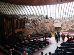 巨大な一枚岩をくり抜いて造られたというテンペリアウキオ教会。
音がよく響くので、ここで讃美歌合唱とか見てみたかったのですが、タイミングが合わず。