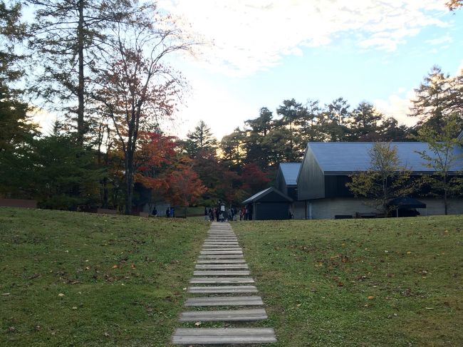 トンボの湯前の広場。広い！<br />でも、ちょっと行くと星のや軽井沢スペースとなり、立ち入り禁止看板があります。