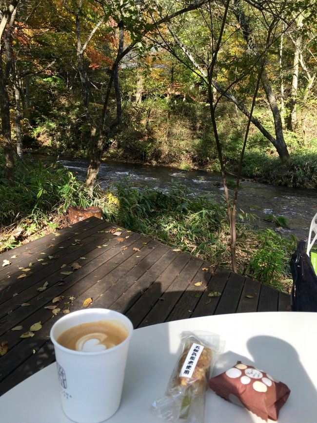 和泉屋傳兵衛さんで和菓子を買いました。<br />花豆推しをしてましたが、特産品なんでしょうね。<br />丸山珈琲は数種類のコーヒーが試飲できてコーヒー好きの方は楽しめます。<br />豆によって、こんなに香りや味が違うんですね！<br />コーヒー豆を買ったら、な、な、何とコーヒー（Sサイズ位の）２杯サービス！<br />今飲めない人は、コーヒー豆をドリップ１回分の量いただけます。<br />テイクアウトのコーヒーも買えますが、豆を買ってサービスコーヒー２杯いただいた方がお得だと思いませんか？<br />１杯サービスはよくありますが、丸山珈琲さんはどこもそういうサービスしてるんでしょうか？<br />奥には本が読めるスペースがありました<br /><br />私はさっそく自然の中コーヒーと和菓子をいただきます<br />なんと贅沢な～