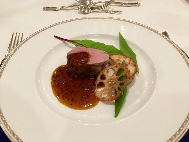 フランス料理コースディナー付きプランなので、時間を予約していただきました。<br />メニューからメインを選ぶかと思いきや、飲み物のメニューのみで、料理は勝手に運ばれてきました。<br />ハーフコース程度かと思っていたら、フルコースでした。<br />お腹を空かせて行かないとだめですね。<br />お客さんは日本人ばかりで、６０オーバーの方も多数いらっしゃいました。<br />フランス料理のコースなんてみなさん大丈夫なのかな？と勝手に心配していましたが、ワインなんか飲みながらみなさん美味しそうに食事されてました。