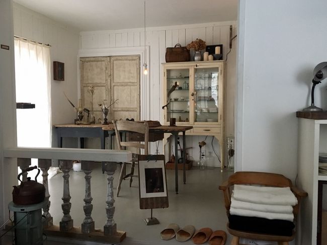 旧軽井沢銀座に戻ってランチです。<br />昨日食べられなかった川上庵に行こうと思いましたが行列だったのであきらめました。<br />日曜は混んでますね～<br />なので、ちょっと気になっていたSAJILO CAFEへ。<br />軽井沢テニスコート近くにあります。<br />13時過ぎでしたが、空いていたのですぐに入れました。<br />店内はおしゃれなCAFEです。何気ない雑貨にセンスを感じます。