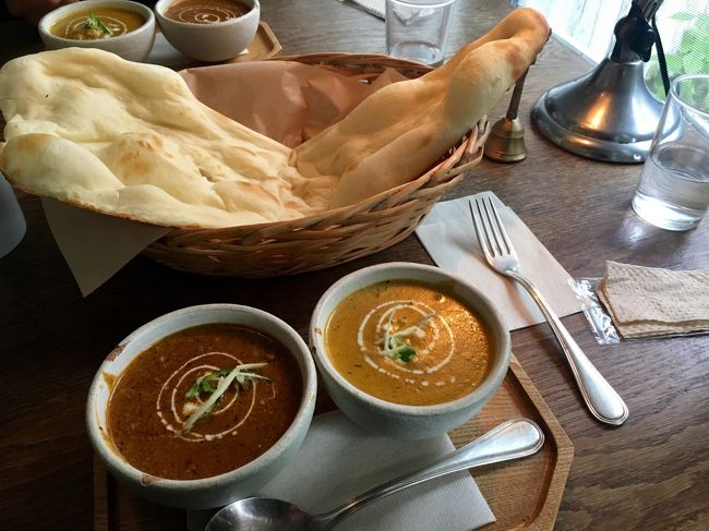 外観は洋館のおしゃれカフェですが、カレーは本格的です。店員さんもインド、ネパール系の方のようでした。<br />カレーはもちろん美味しいですが、顔より大きいナンがとっても美味しかった！<br />カレー2種類が選べるランチセットを注文<br />飲み物も付いて1400円？位でした<br />辛さは選べますが、辛さ調節用の香辛料が付いてきます<br />料理が出るまで少し時間がかかったので、時間がない方はお気をつけください<br />軽井沢で洋食に飽きた方は行ってみてください(^^)