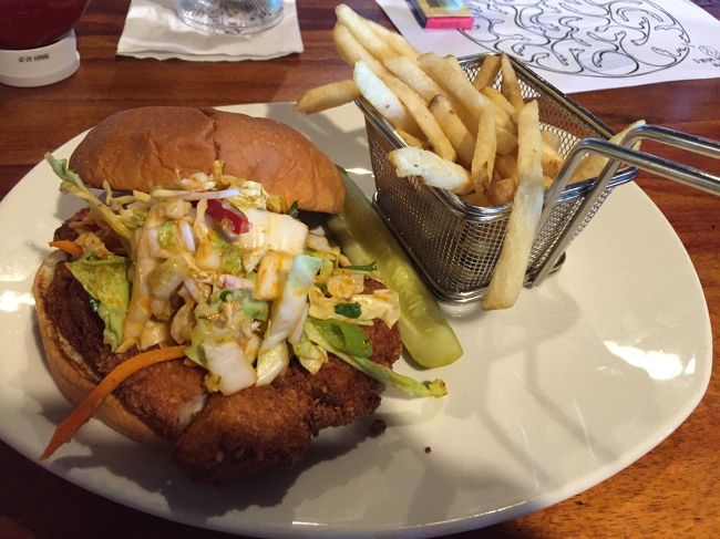 CAJUN GRILLED CHICKEN SANDWICH<br />ケイジャングリルチキンサンドイッチ<br /><br />ビッグウェーブ２杯<br /><br />私たちの後ろの席にパイロットと見られる方日本人男性３人が座り<br />仕事終わりのビールで乾杯されておりました。<br /><br />カッコいいですね！
