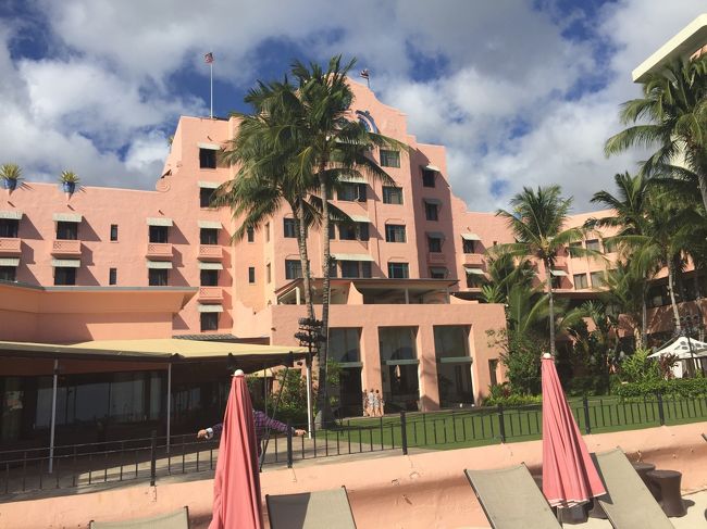 宛てもなくカリアロード」を直進<br /><br />シェラトンワイキキ内を突っ切り<br /><br />ロイヤルハワイアンに到着！<br /><br />なんか色が褪せた感じがしますけど？