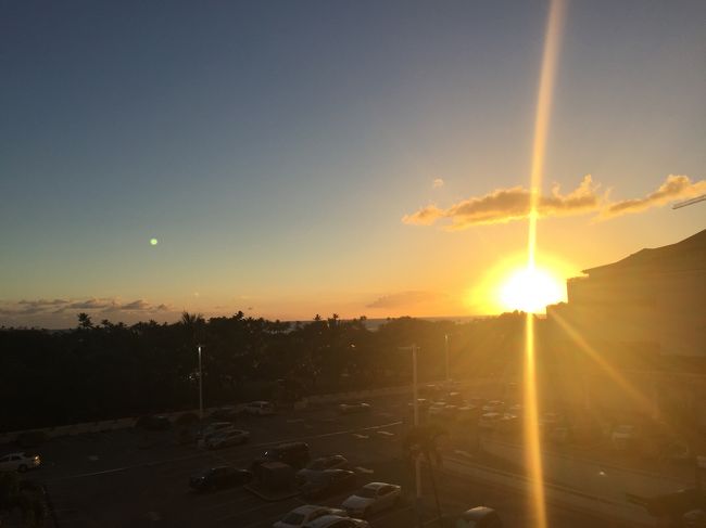 アラモアナセンターの４階からサンセットが～<br /><br />綺麗ですがなんか寂ししい！