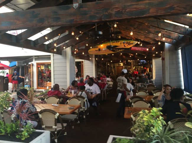 ＤＦＳから同じトロリーに乗り込み合流成功。<br /><br />アラモアナセンターで買い物<br /><br />私は、買い物を済ましていたので４階で最終夜の晩御飯を探索に！