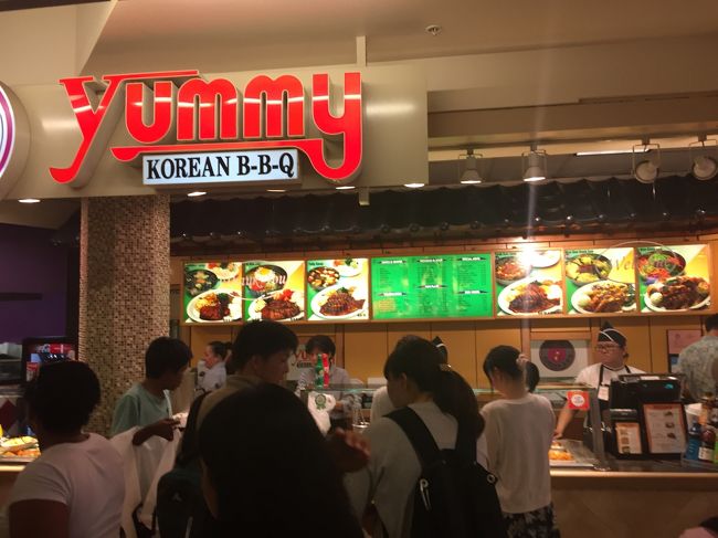 買い物も終わり合流。<br /><br />子供に、さぁ～ラストディナー何にしますか？って問うと<br /><br />ココ一のカレーって"(-""-)"<br /><br />ヒルトンの花火もあるので、またもプレートランチお持ち帰り！