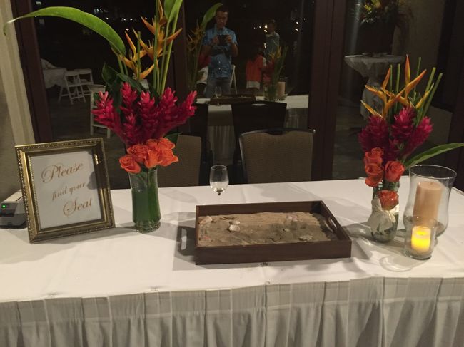 食事も終わり、花火が始まるためにレインボータワーの下に行くと<br /><br />夜ですが結婚式が行われておりました。