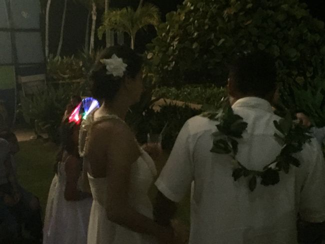 花火の時間になると結婚式も中断？<br /><br />皆が外に出てこられていました。