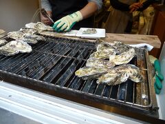 焼き牡蠣もあちこちで売られてました。
これは食べておきたい！

