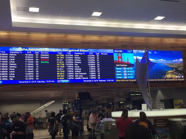 手配していたシャトルバスの迎えの時間となったためロビーに！<br /><br />時間通りに迎えが来て、車内にサーフボードも無理やり積み込まれ<br /><br />車内も満員に！<br /><br />空港に到着し、ハワイに到着した時余りにも嬉しく真っ先に機内から<br /><br />降りたため、座席に上着を忘れてしまっておりました。<br /><br />事前に、忘れ物を申請し見つかったとの話であったため、指定場所に<br /><br />引き取りに、するとありません？残念ですがあっさり諦めることに。<br /><br />何故なら、ホノルル空港内に行きたいとこがあったからです。