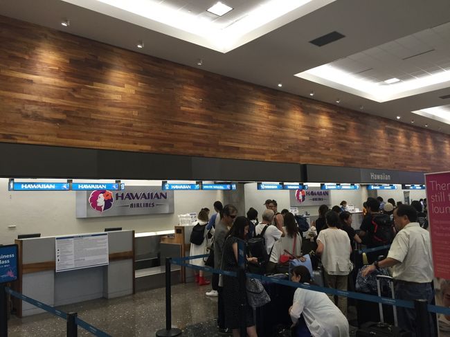 ｗｅｂチェックインを済ましておりましたが、サーフボードがあるため<br /><br />結局並んで荷物を預けることに！