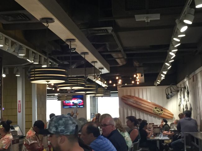 出国審査も終わり、最後の最後楽しみにしていた場所に行くことに！<br /><br />Kona Brewing Company<br />(コナ ブリューイング カンパニー)<br /><br />この店には準備編にも記載しておりましたが、 ココ マリーナ店に行く予定<br /><br />でしたが結局行けず残念しておりました。<br /><br />しかし、私には楽しみにしている場所がもう一つありました。