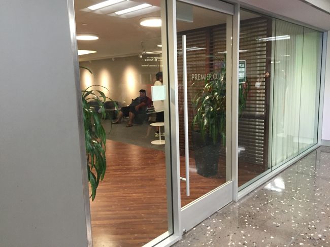 私は今回の旅行を機に、ハワイアン航空のカードを作っておりました<br /><br />ので、ラウンジの招待状を頂いておりました。<br /><br />外から見ると落ち着いた雰囲気！！