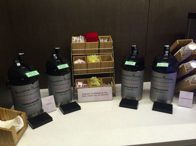 酒類は全くありません。<br /><br />コーヒー紅茶ジュース類のみです。<br /><br />食べ物も、お菓子類がちょろっとあるだけです。