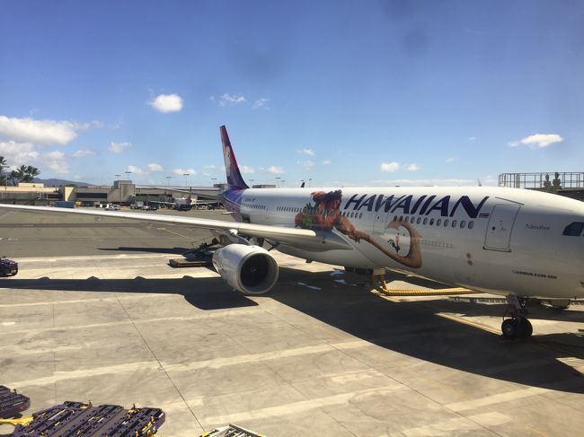 搭乗時間が迫ってきたので、搭乗口に向かうことに！<br /><br />すると、来年３月に上映されるディズニー映画【モアナと伝説の海】の<br /><br />デザインをあしらった航空機がありました。<br /><br />ハワイアン航空からメールで1機目が完成したとのメールが届いておりました。<br /><br />シアトル行きです。見れてまぁ～ラッキー！！<br />