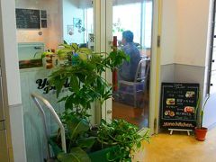 １２：５５の飛行機だったので、南ぬ島石垣空港の空港食堂「ゆうなパーラー」でお昼ごはんにしました。
八重山そばも、石垣牛も前日に食べたから何か他の物がいいなーと思って。
でも、場所が分かりにくくて。
ＡＮＡカウンターの裏側ってなっていたんですが、ここ入っていいのかなーっていう感じの扉の向こう側でした。
分かりにくいからか、人も少なくて良い感じでした。