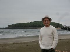 でも青島で降りちゃいました。
青島⇒宮崎は本数もちょっと増えるので・・・

曇ってますが青島バックに１枚！
江ノ島じゃないよ。